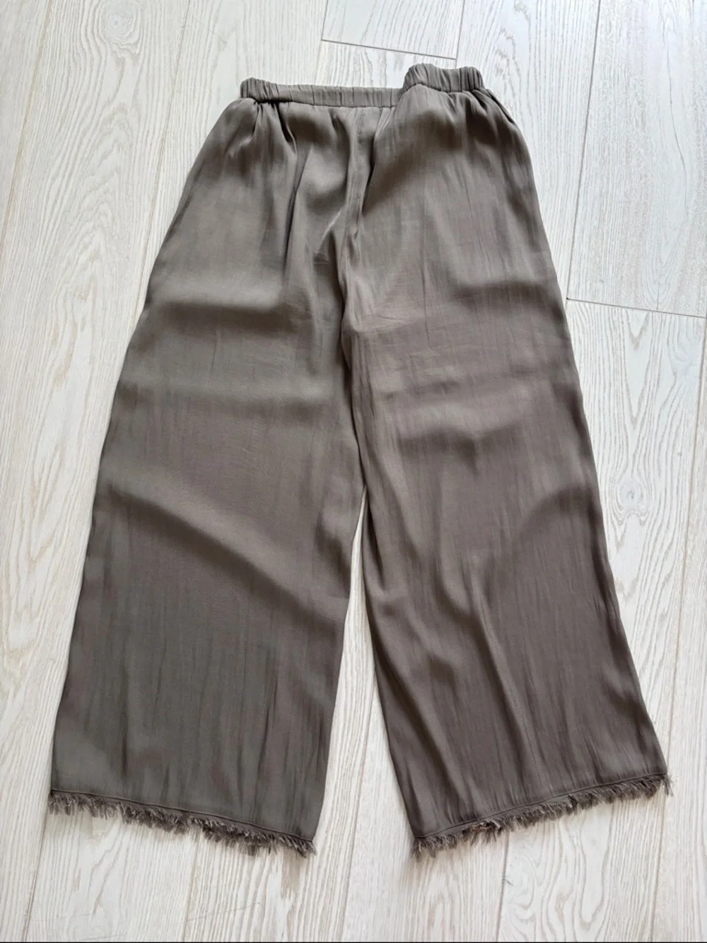 Women’s size small wide-leg silky pants. - Picture 5 of 5